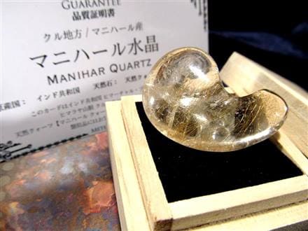 マニハール産 ヒマラヤ マニハール産水晶 勾玉 ゴールドルチル