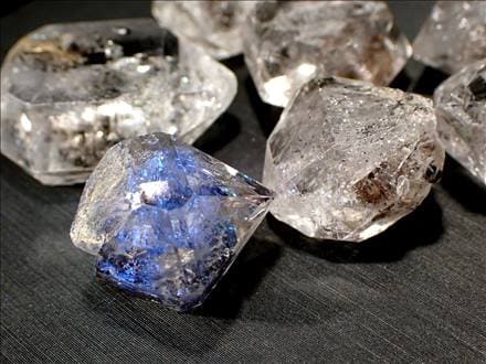 オイルインクォーツ 石油入り水晶 原石 蛍光発色 天然石